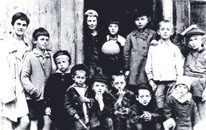 Во дворе дома в Гранатном переулке. В первом ряду слева - Катя, Андрей и Юра Сахаровы, третий справа - Гриша Уманский, во втором ряду слева: Ира Сахарова. 1929-1930? г.